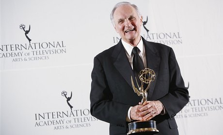 Herec Alan Alda po udílení 40. mezinárodních televizních cen Emmy