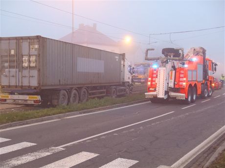 Hasii vyprouj kamion po nehod s tramvaj na Rusk ulici v Ostrav. (21.