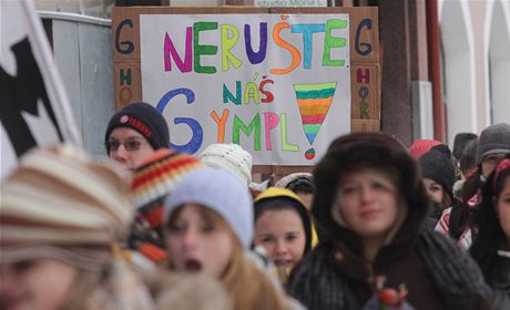 Dtí ubývá, ale pokusy o slouení kol provázejí protesty. Studenti pochodovali Hradcem Králové v pvodu proti ruení hoického gymnázia ped dvma lety.