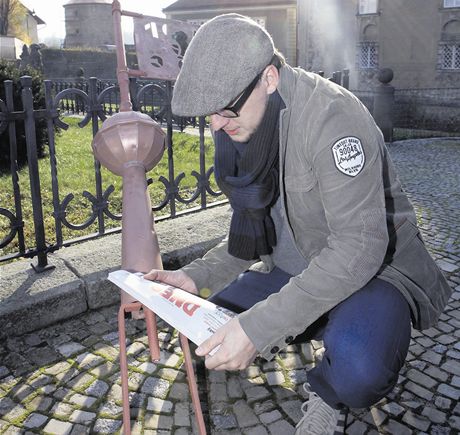 Správce novomstského zámku Ondej Dank vkládá do opravené korouhviky úterní