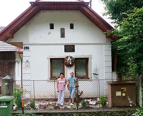 Starostka Dolních Vilémovic Jitka Bouková (vlevo) stojí ped rodným domem