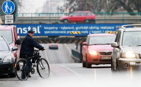 Ulice 17.listopadu v Pardubicích zaíná na Masarykov námstí a koní u viaduktu pod hlavní elezniní tratí.   