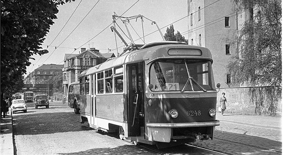 Nelehké zaátky nových tramvají dokumentuje strený pantograf vozu . 6248,