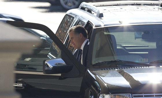 Mitt Romney pijel na obd do Bílého domu v erném sportovním uitkovém voze. S
