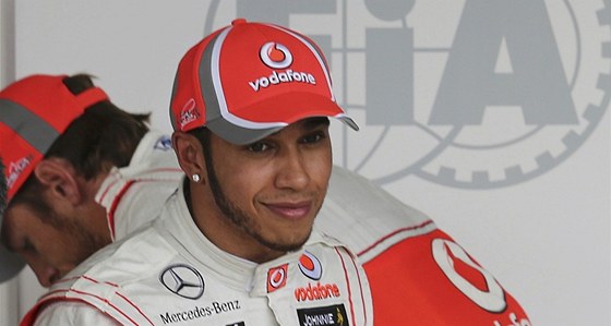 SPOKOJENOST. Lewis Hamilton se usmívá, v kvalifikaci Velké ceny Brazílie si