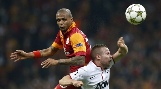 Felipe Melo z Galatasaraye Istanbul (vlevo) pi utkání Ligy mistr.