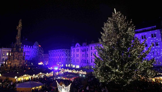 V centru Olomouce se v podveer rozsvítil vánoní strom. Slavnostní zahájení...