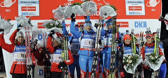 Smíená tafeta eských biatlonist (vpravo) skonila v závod SP ve védském