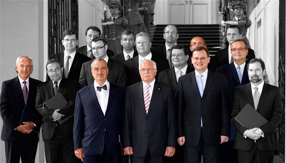Prezident Klaus jmenoval vládu Petra Nease 13. ervence 2010. Dnes u v ní