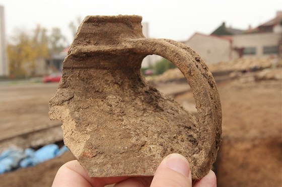 U zrekonstruované oprné hradební zdi v Jiín nali archeologové unikátní