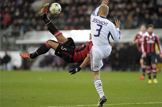 Philippe Mexes z AC Milán stílí svj parádní gól v utkání Ligy mistr na