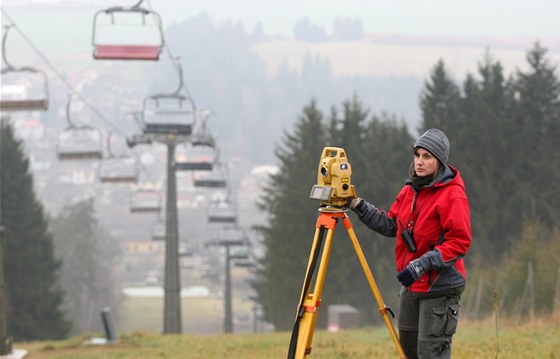 Na sjezdovce bylo kvli lanovce teba provést geodetické zamení. 