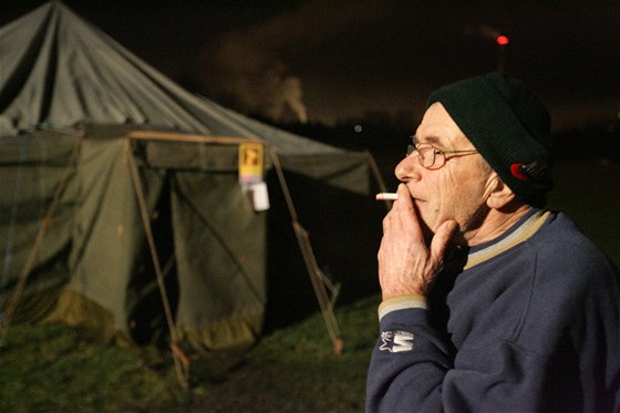 Sokolovtí bezdomovci najdou útoit ve vytápném stanu s postelemi