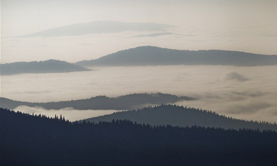 Tak vypadá inverzní oblanost na Pancíi. Vrcholky umavských hor jsou ozáeny sluncem, ale pod píkrovem mrak je zataeno a mlhavo.