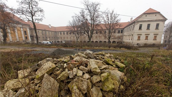 Chátrající zámek Buthrad na Kladensku