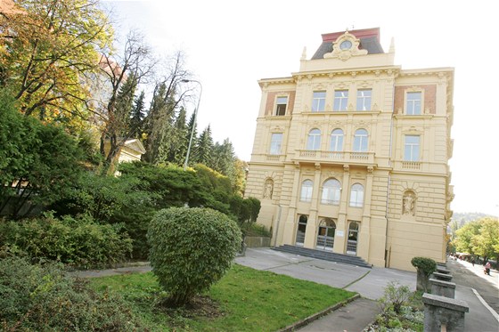 Poboka Univerzity Karlovy bude sídlit v budov na karlovarském nábeí Jana Palacha.