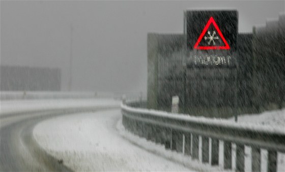 Silnice v Karlovarském kraji pokryl sníh. S opatrností jsou sjízdné.
