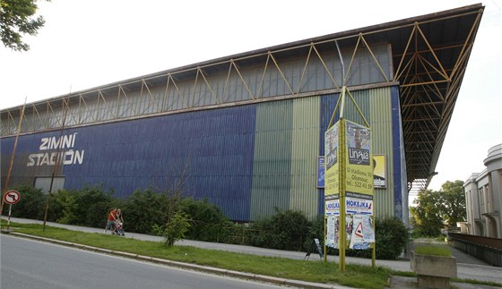 Led olomouckého zimního stadionu nyní zajiuje strojovna, kterou má msto jen pronajatou. Plán na stavbu vlastní ale me být jen zbraní do boje o klíové pozemky v okolí.