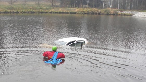 Dva mui byli svdky toho, jak auto sjelo do rybníka. Kdy skoili do vody na