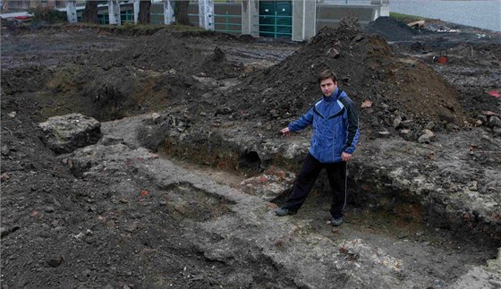 Archeolog Zdenk Schenk ukazuje dalí ást eskobratrské koly, tentokrát