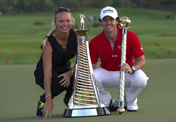 RODINKA. Rory McIlroy, vítz turnaje v Dubaji, pózuje fotografm vedle své