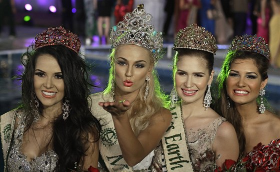 Tereza Fajksová (druhá zleva) získala titul Miss Earth 2012 (Manila, 24....