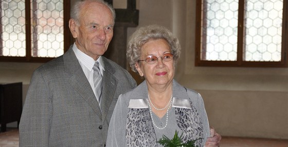 Ludvík a Vlasta Hyclovi jsou svoji u neuvitelných 65 let. Kamennou svatbu
