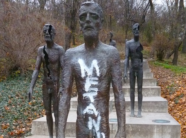 Pokozený pomník obtem komunismu od Olbrama Zoubka na Újezd pod Petínem
