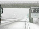 Sníh komplikoval dopravu na i silnici R6.