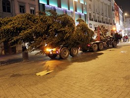 V ter pak zelen velikn na nvsu kamionu putoval smrem k Brnu, aby se po