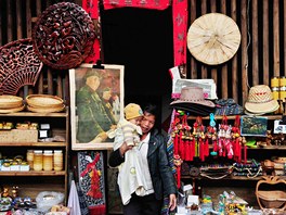 Dnes se mnoho obyvatel dom Tchu-lou iví prodejem suvenýr.