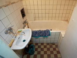 Do stsnnho prostoru koupelny se vela pouze vana a mal umvadlo.