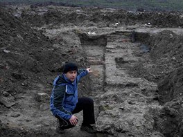Archeolog Zdenk Schenk ukazuje dal st eskobratrsk koly, tentokrt