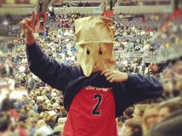 Fanouek Washingtonu Wizards s paprovm pytlkem pes hlavu.