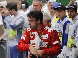PADL HRDINA. Fernando Alonso zajel v Brazlii skvl zvod. Skonil druh.