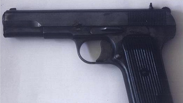 Pistole, kterou polsk policie zabavila v byt mue podezelho z chystanho toku na budovu Sejmu. (20. listopadu 2012)