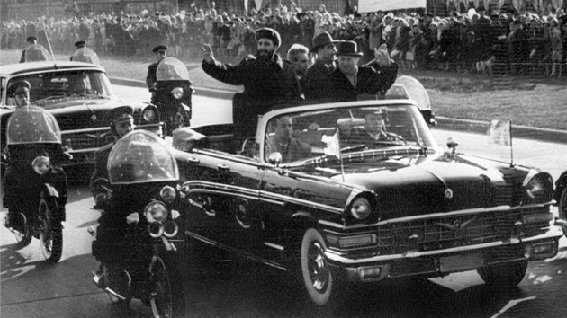 Rok 1964. Nikita Chruov a Fidel Castro projd Moskvou.