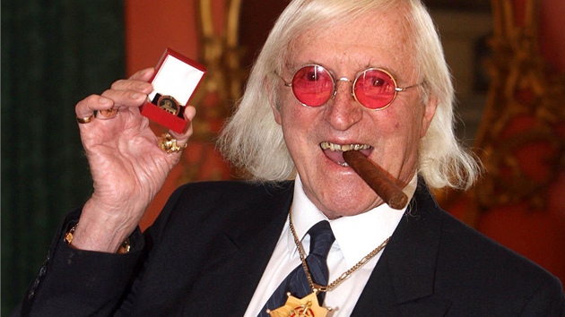 Oblben modertor dtskch poad Jimmy Savile dostal v roce 2008 dokonce metl od krlovny.