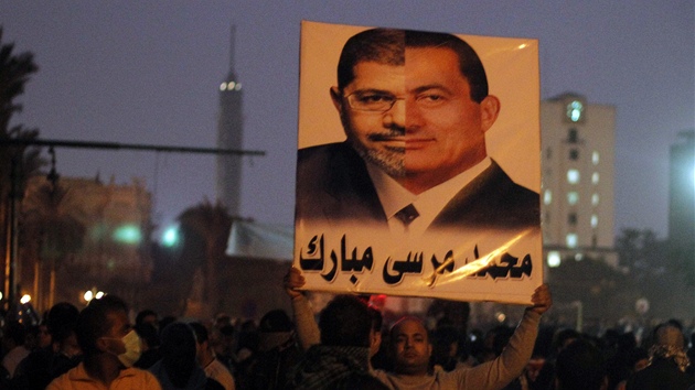 Egyptsk prezident Mohammad Murs si pisvojil rozshl pravomoce a Khiru zaplavily tisce jeho stoupenc i odprc (22. listopadu 2012)