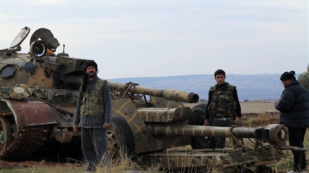 Bojovnci Syrsk osvobozeneck pzuj u znienho vldnho tanku (25. listopadu 2012)
