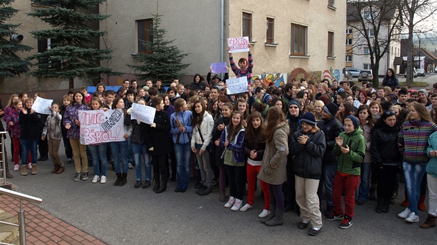 Protest k gymnzia v slovenskm Tvrdon (26. listopadu 2012)