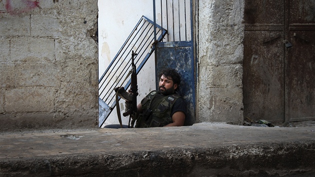 Bojovnk Syrsk osvobozeneck armdy ve mst Harm 25. listopadu 2012)