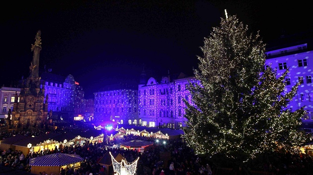 V centru Olomouce se v podveer rozsvítil vánoní strom. Slavnostní zahájení...