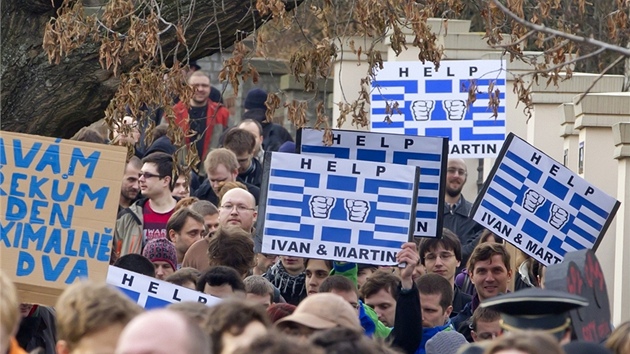 Dav demonstrant se pesunul od eck ambasdy k nedalekmu ministerstvu zahrani. Cel akce se obela bez jakchkoli komplikac a dohlejc policist nemuseli nijak zasahovat. (26. listopadu 2012)