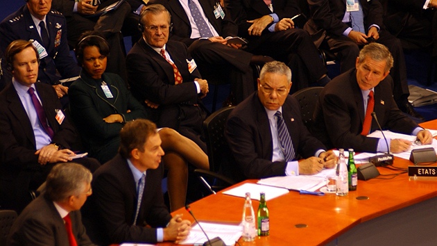 Summit NATO v Praze. Tony Blair, Collin Powell, George Bush, Condoleezza Riceov a Donald Rumsfeld (2002)