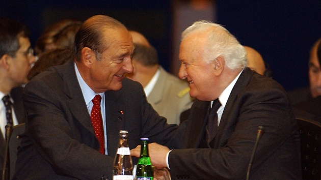 Summit NATO v Praze. Francouzsk prezident Jacques Chirac a gruznsk prezident Eduard evarnadze (2002)