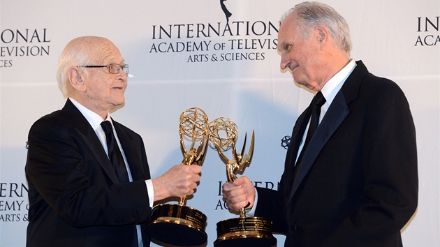 Americk herec Alan Alda a znm americk televizn producent Norman Lear na udlen mezinrodnch cen Emmy.