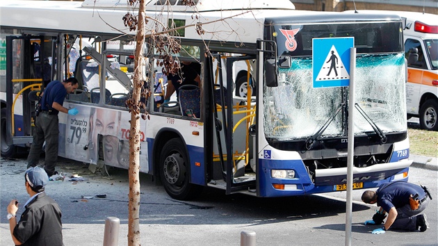 Vbuch nloe v autobusu v centru Tel Avivu zranil 15 lid. (21. listopadu 2012) 