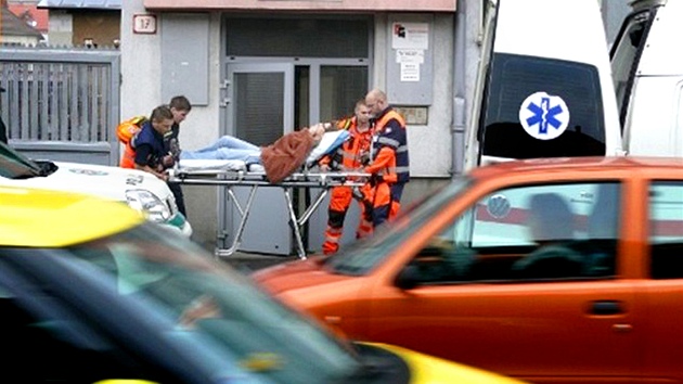 Stelba se z budovy ozvala kolem osm hodiny rno, na mst je mnostv sanitek. (22. listopadu 2012)