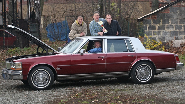 Cadillac Seville 1977 po renovaci klienty Slezské diakonie v eském Tín.